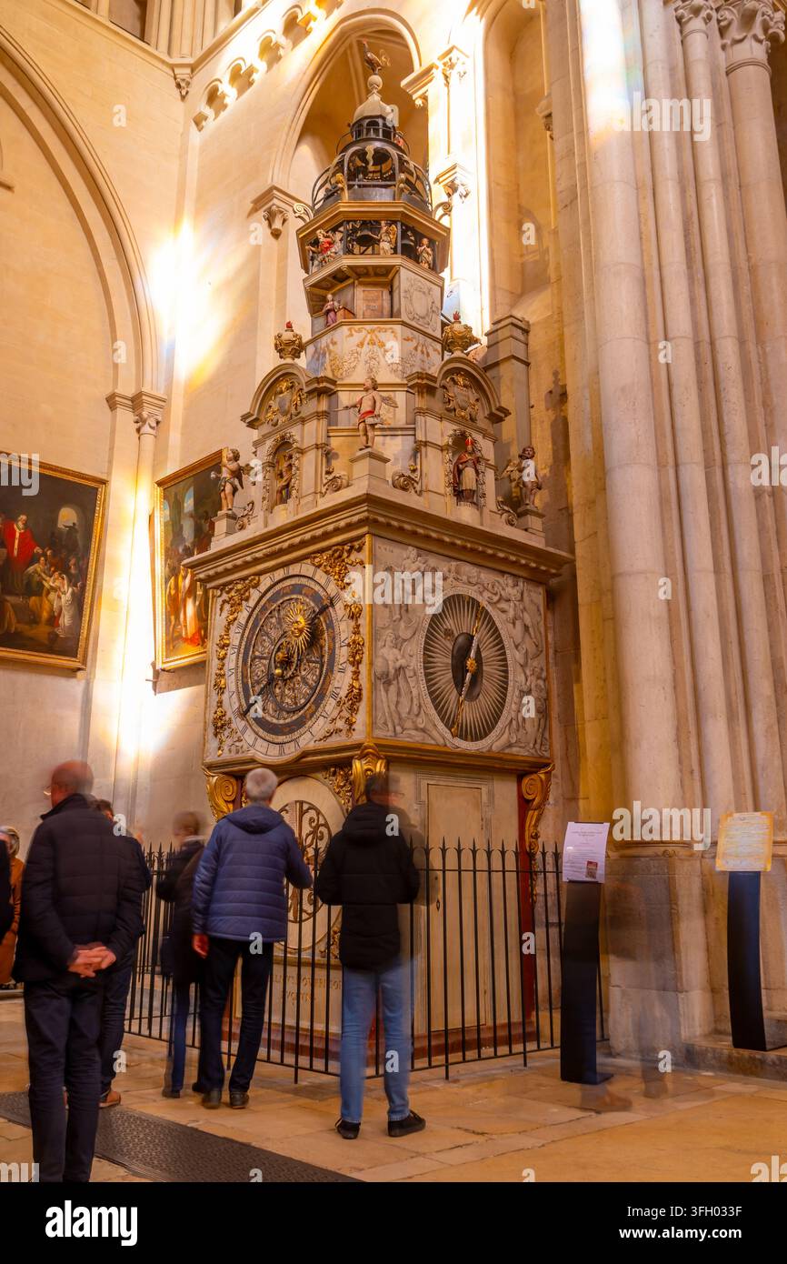 Una vista dettagliata di una torre dell'orologio astronomico storica adornata con figure e quadranti celesti all'interno di una grande chiesa europea. Notre-Dame de Fourvier Foto Stock