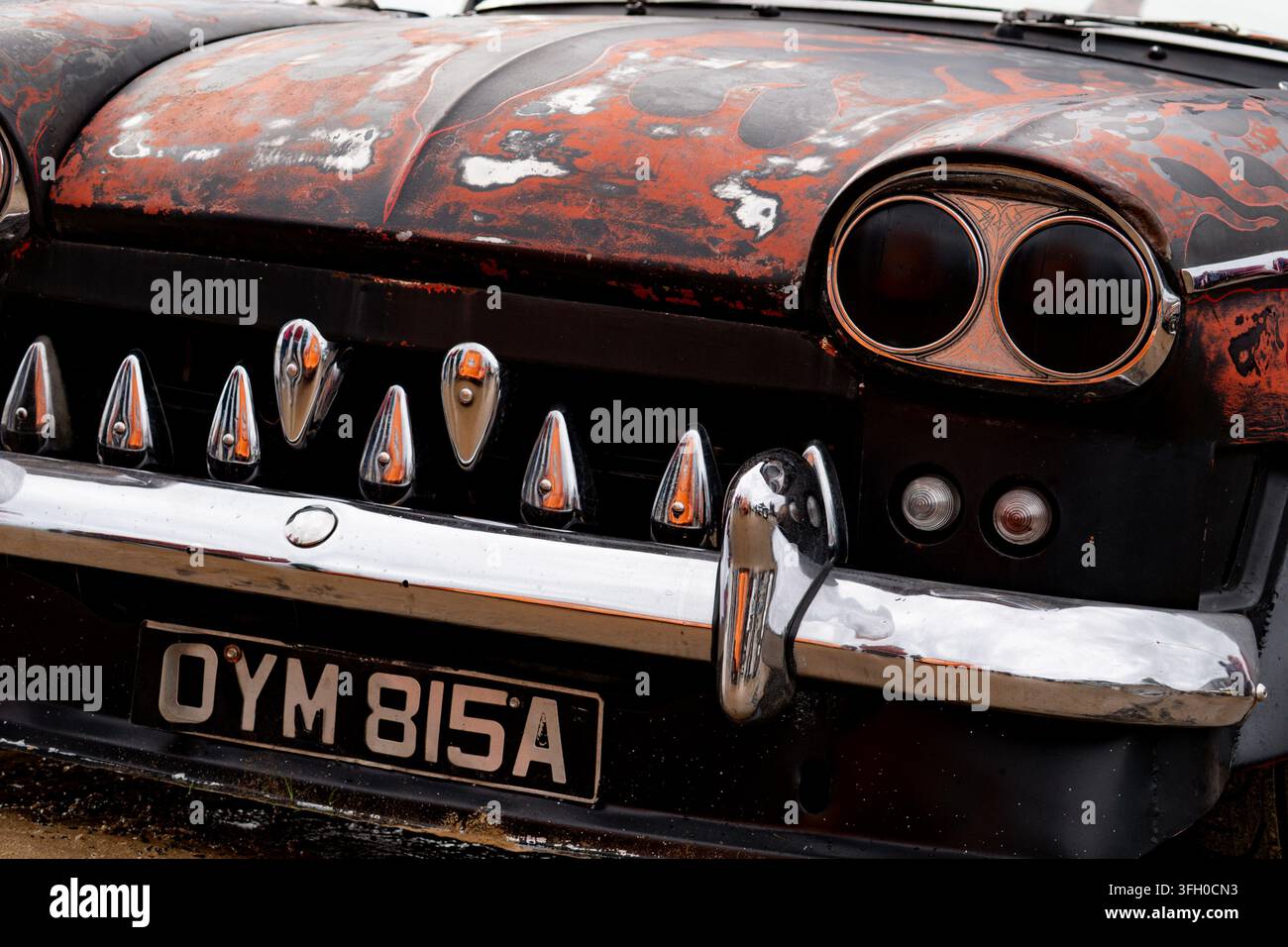 Hot rod stile rat rod con verniciatura a fiamme e griglia cromata a Race to the Waves 2026, spiaggia sud di Bridlington Foto Stock