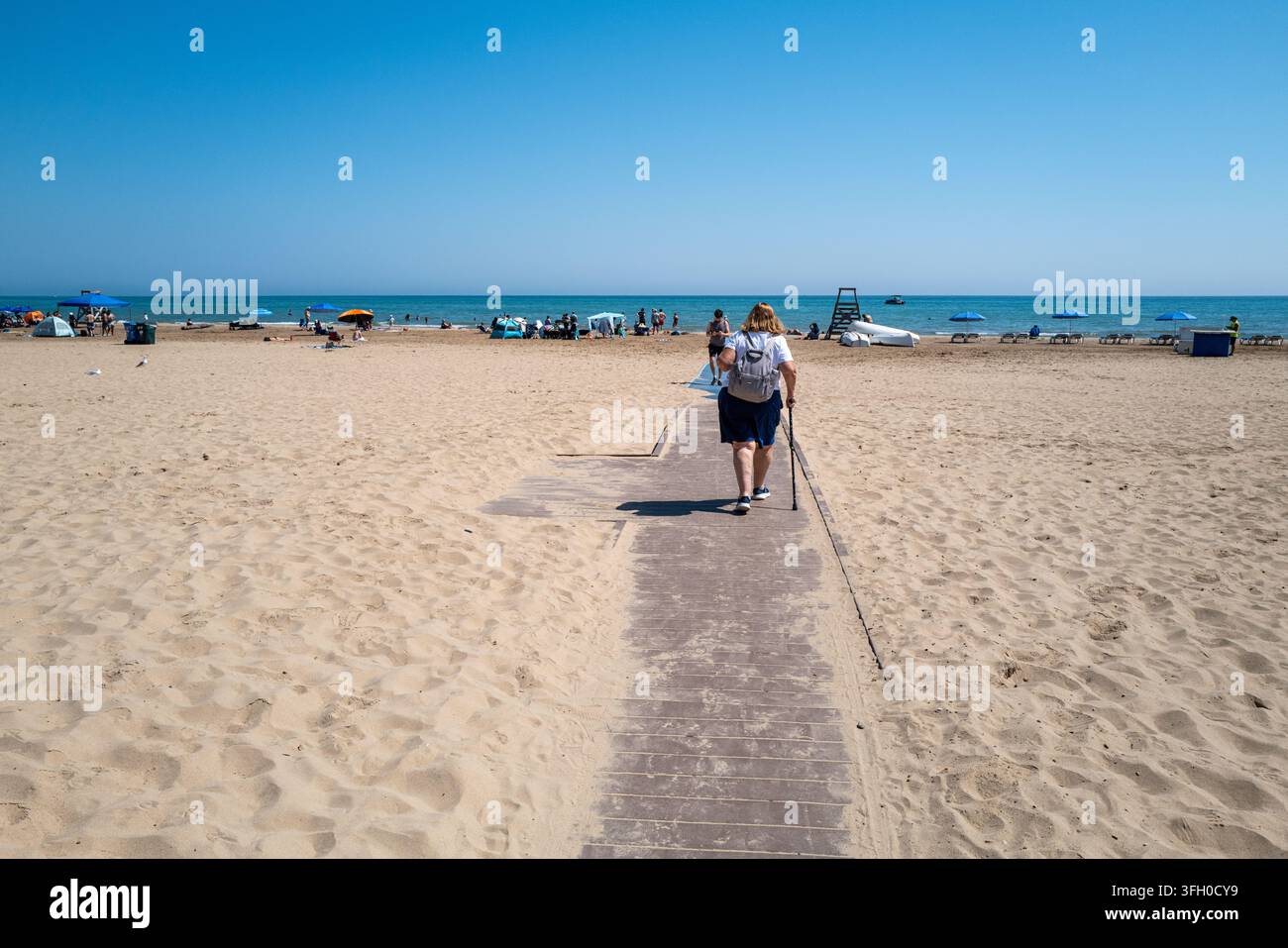 De Calvert utilizza un percorso di materassini da spiaggia accessibile alla spiaggia di Kathy Osterman a Chicago, illustrando l'accesso alla mobilità delle spiagge pubbliche. Foto Stock