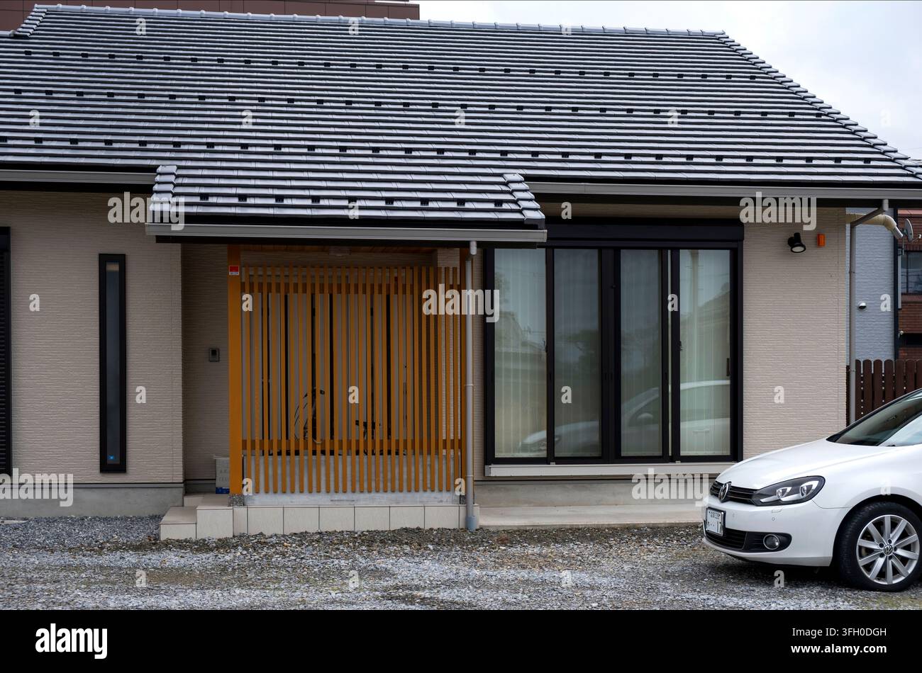 Residenza privata giapponese contemporanea di recente costruzione monofamiliare con elementi di design tradizionali e stile classico a Hikone, Giappone. Foto Stock