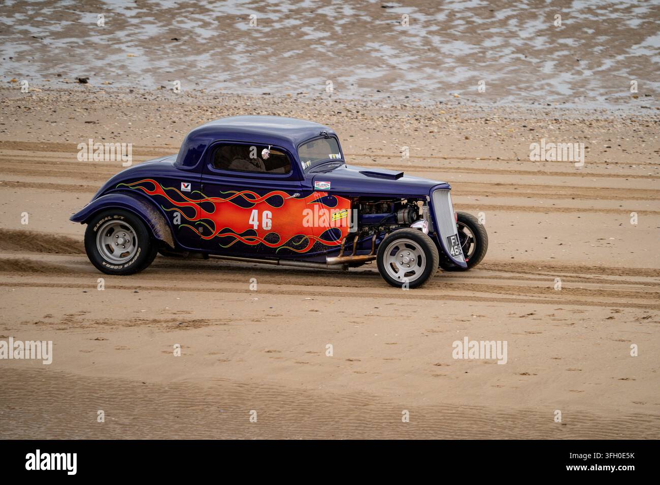 Hot rod viola numero 46 con verniciatura a fiamme che corre sulla spiaggia sud di Bridlington durante Race to the Waves 2026 Foto Stock