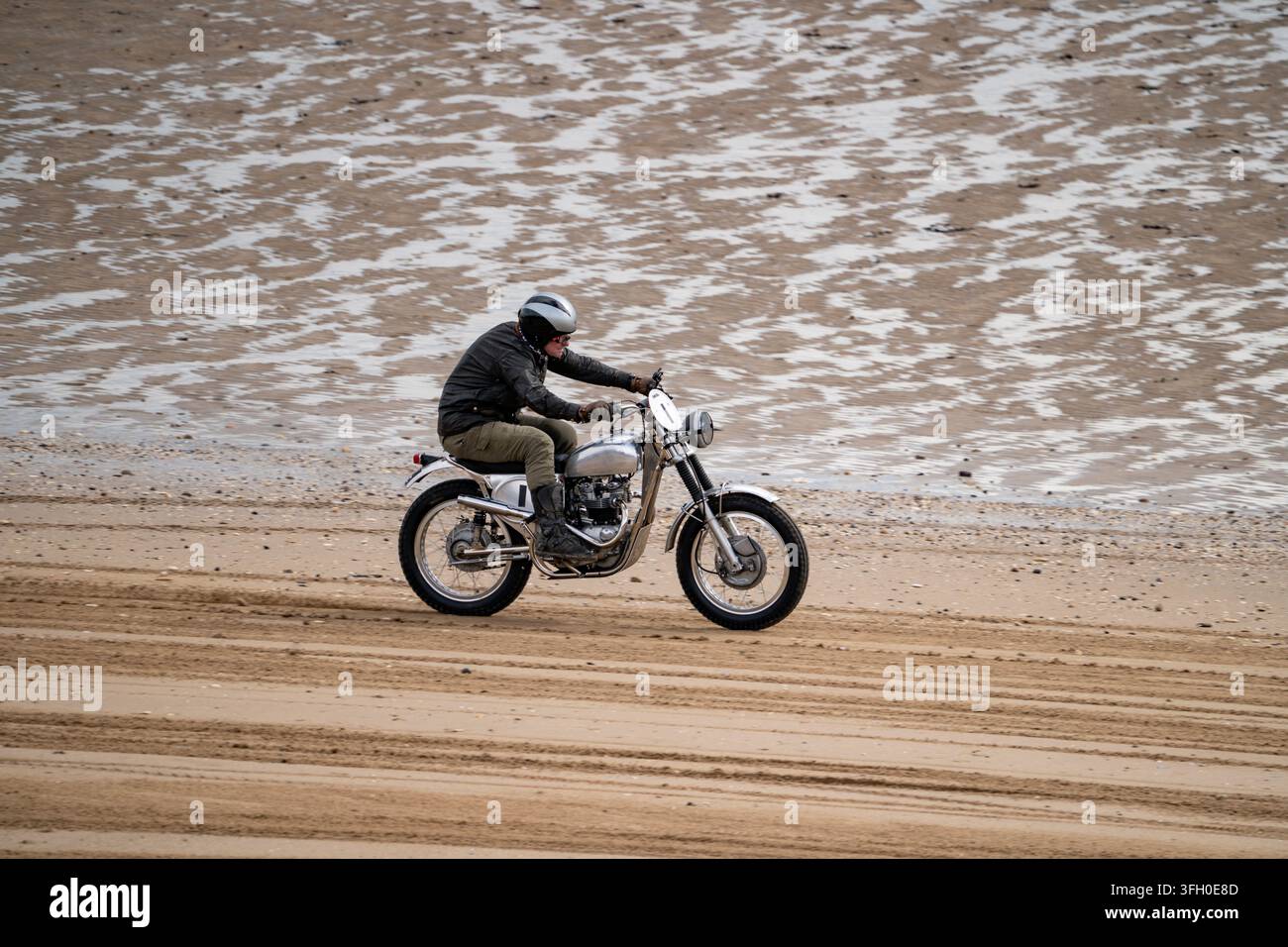 Moto classico attraversato sulla spiaggia sud di Bridlington durante la Race to the Waves 2026, East Yorkshire Foto Stock