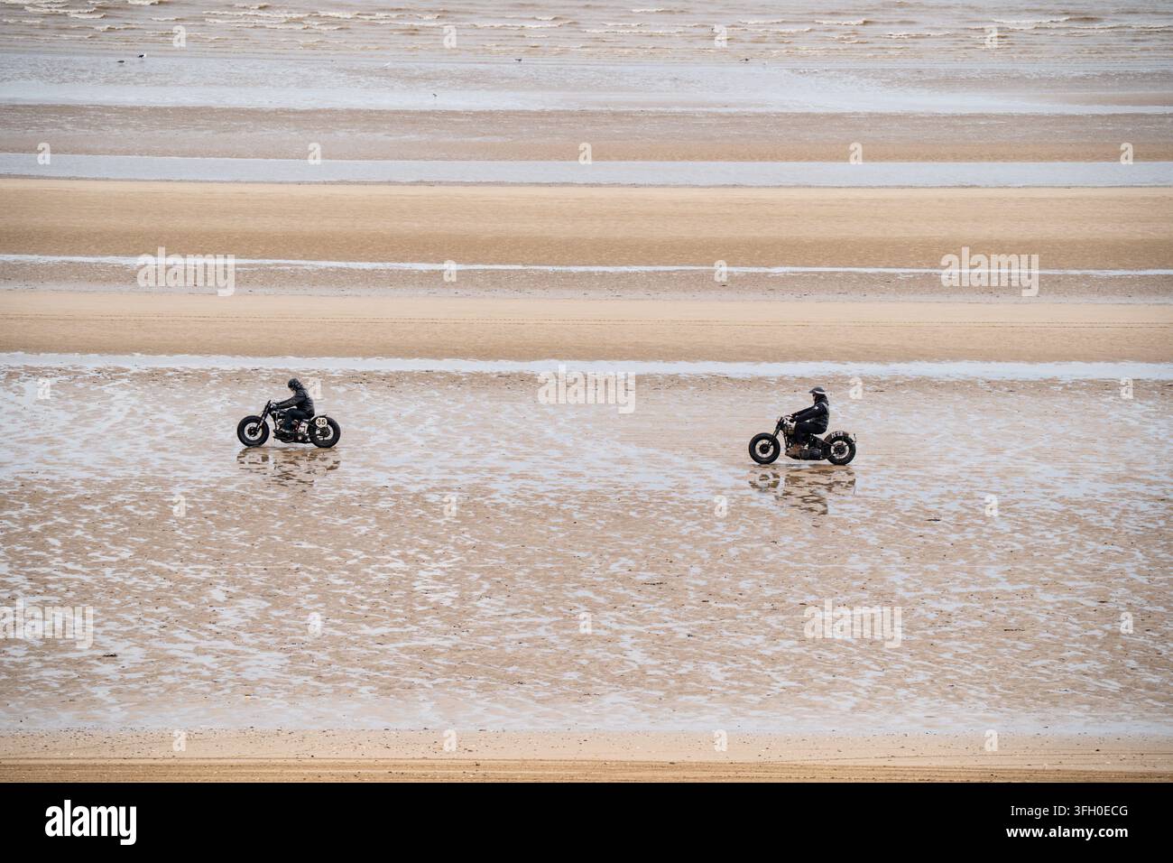 Due moto modificate in gara sulla sabbia bagnata durante Race to the Waves 2026, Bridlington South Beach, East Yorkshire Foto Stock