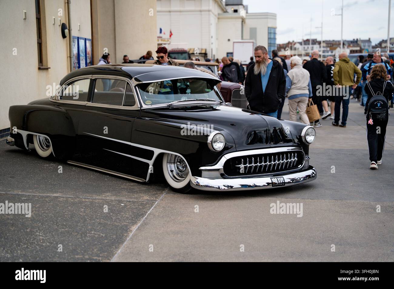 Hot rod nero personalizzato distrutto al Race to the Waves 2026, Bridlington South Beach, East Yorkshire Foto Stock