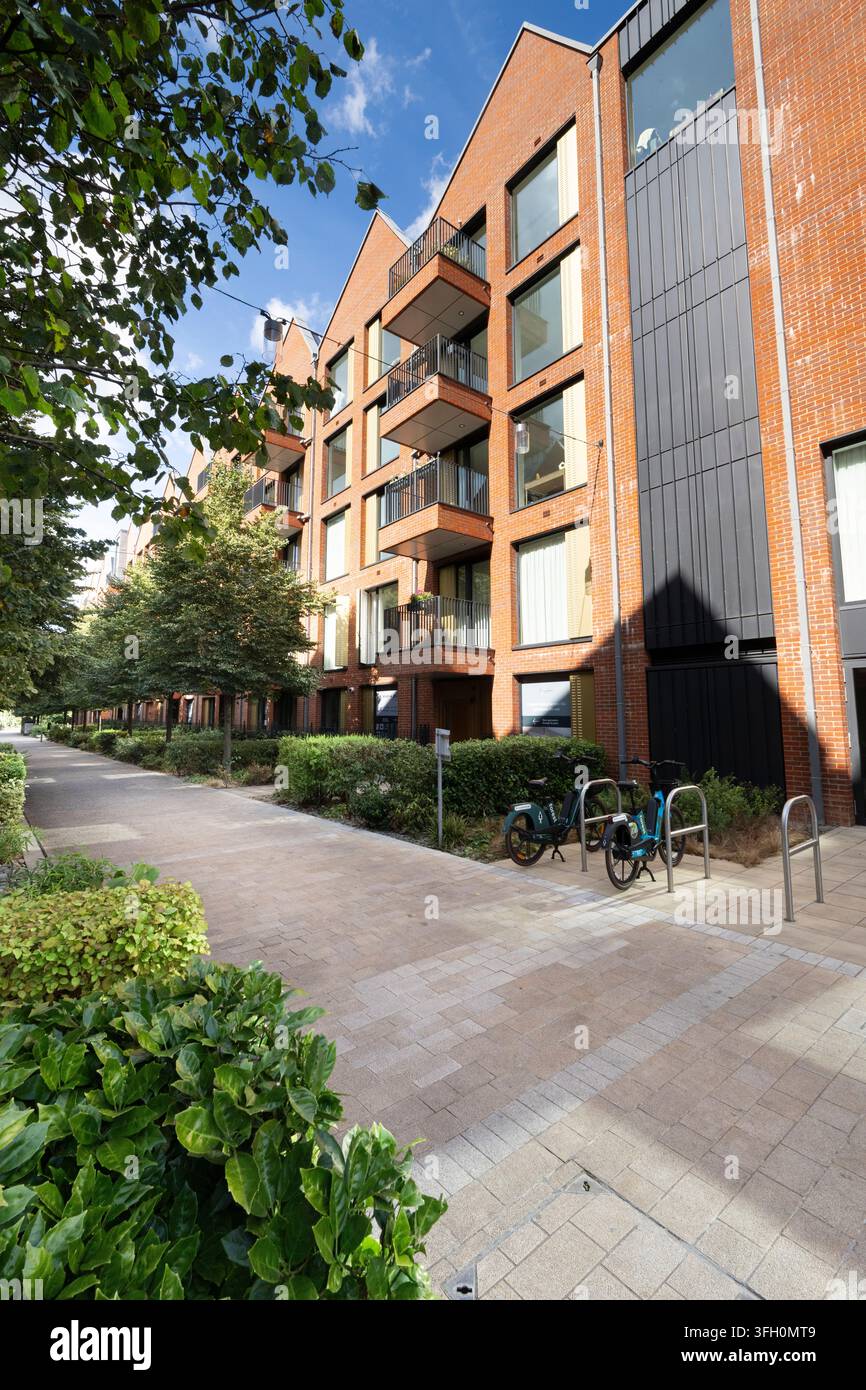 Appartamenti moderni in mattoni al Riverstone Fulham Retirement Village di Londra offrono spazi di vita accessibili e attivi per gli anziani. Foto Stock