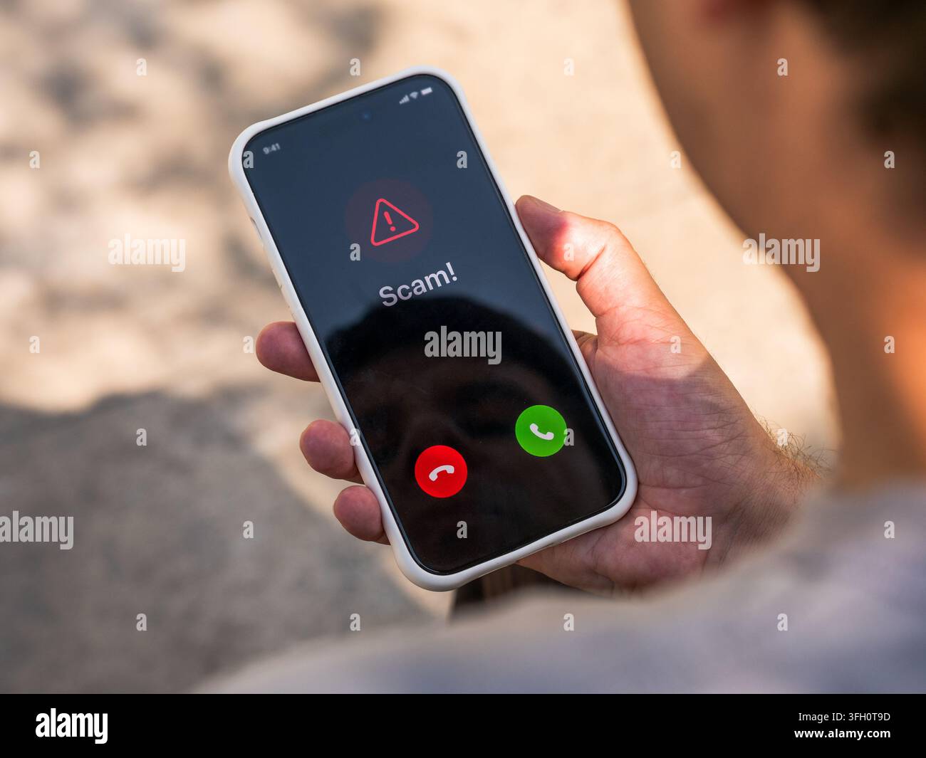 Avviso di chiamata fraudolenta sullo smartphone avverte l'utente sul rischio di frode telefonica, phishing vocale, spoofing del chiamante e furto d'identità, sicurezza informatica mobile e protezione dei consumatori. Foto Stock
