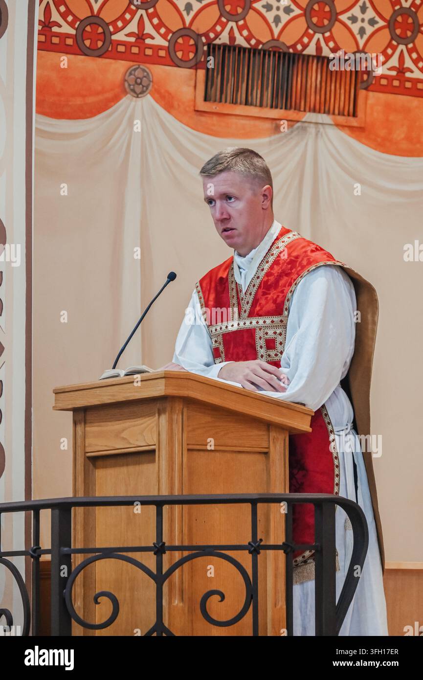Fr. David McWhirter si rivolge ai fedeli durante il sermone, Chiesa Cattolica Mater Misericordiae, Phoenix, Arizona Foto Stock