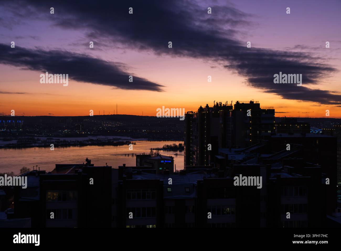 Il crepuscolo dipinge il cielo con profondi toni viola e rossi infuocati Foto Stock