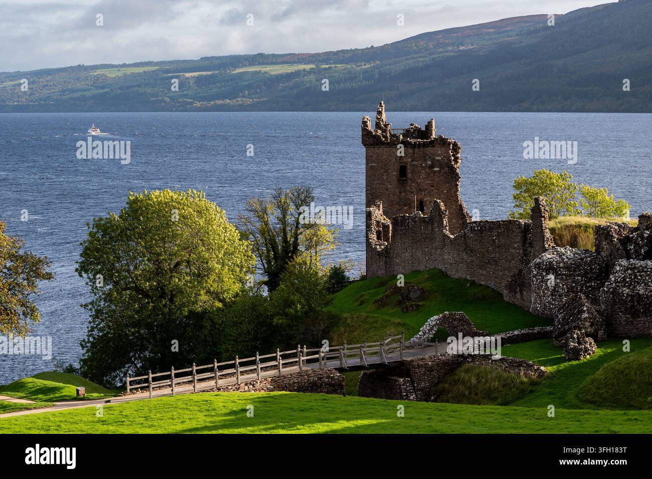 Rovine del castello di Loch Ness e torre che si affaccia sulle pittoresche Highlands scozzesi e sulla riva del lago Foto Stock