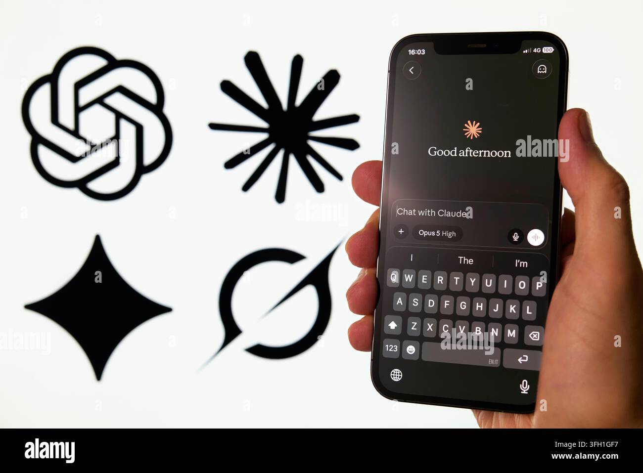 App di chatbot Claude AI visualizzata su smartphone tra loghi di IA rivali Foto Stock