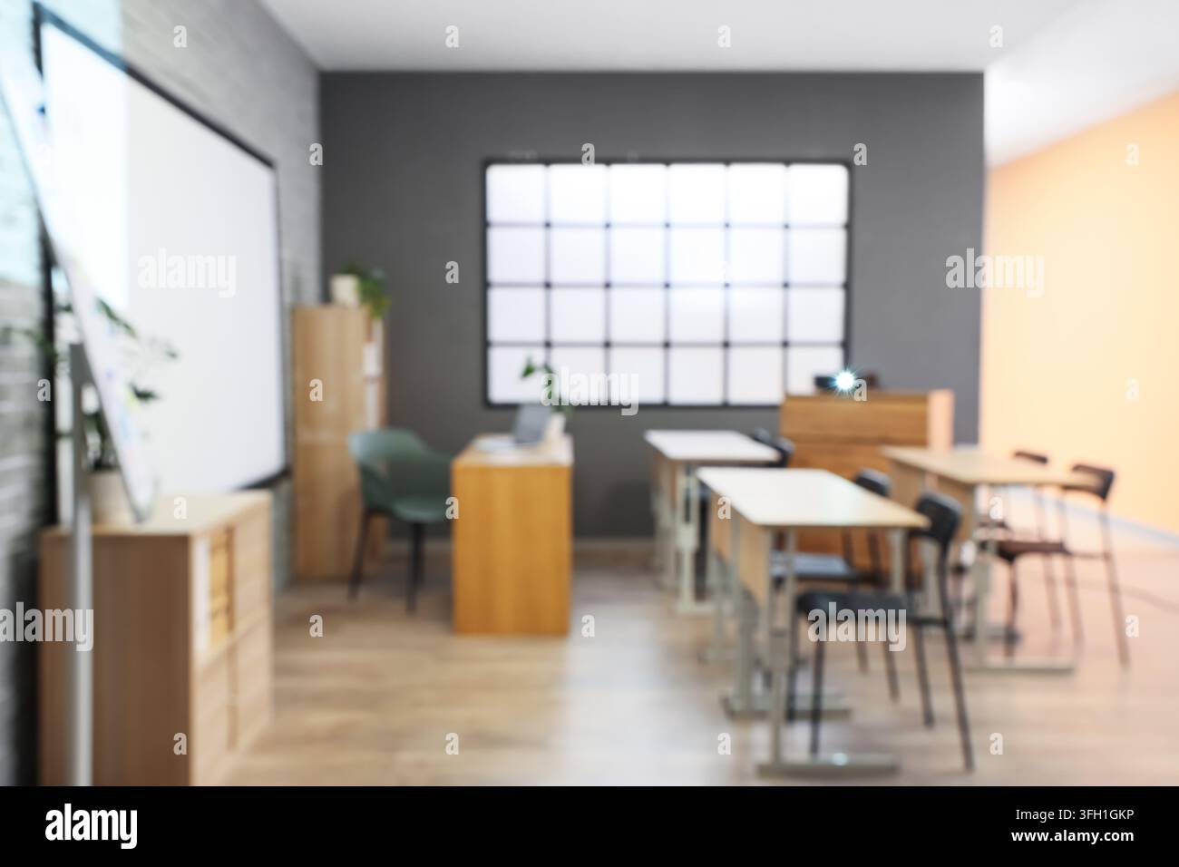 Educazione e apprendimento in classe, aula scolastica vuota con scrivanie e sedie per lo studio accademico e le sessioni di formazione in una struttura educativa moderna Foto Stock