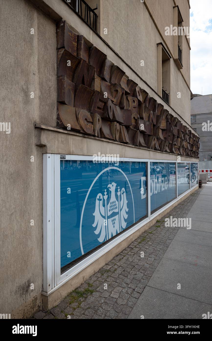 Murali ceramici tipografici dell'artista Barbara Kozlowska si estendono lungo la parete esterna di un edificio nel centro di Wrocław. Foto Stock