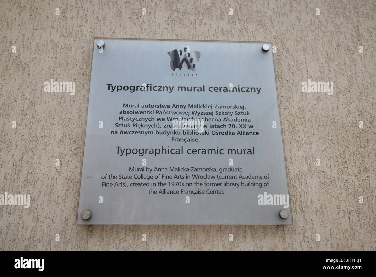Murali ceramici tipografici dell'artista Barbara Kozlowska si estendono lungo la parete esterna di un edificio nel centro di Wrocław. Foto Stock