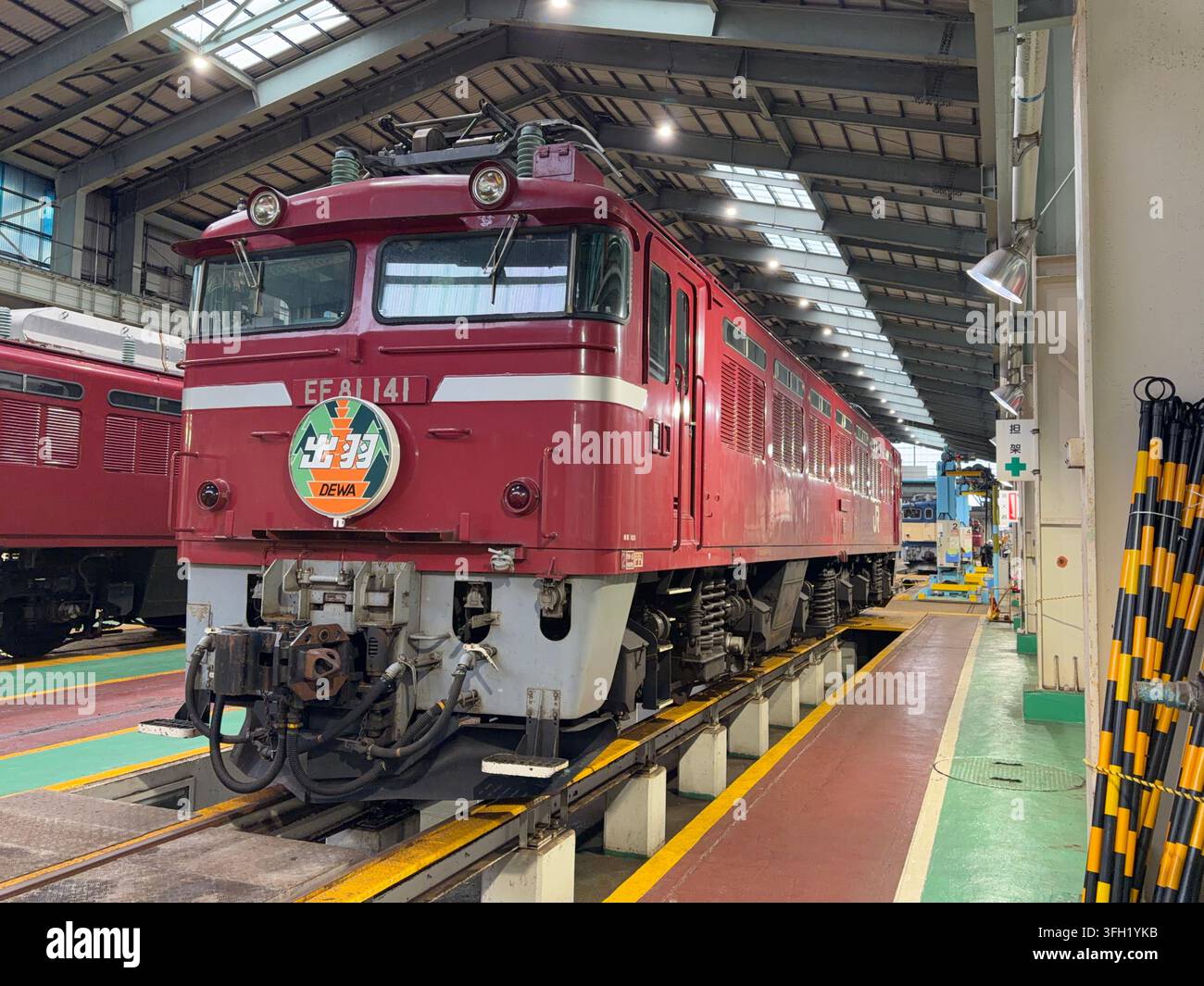 Carri letti blu del Sleeper Limited Express Hokutosei alla stazione di Sapporo, Hokkaido, Giappone. - Immagine stock catturata con smartphone