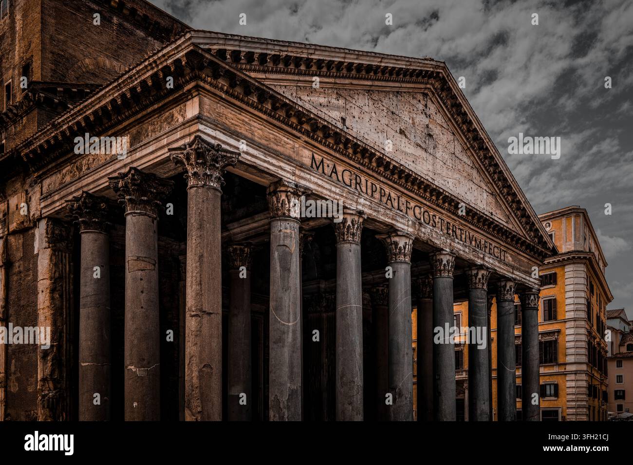 Il portico del Pantheon con colonne corinzie in granito e l'iscrizione di Marco Agrippa sotto un cielo drammatico, Roma, Italia Foto Stock