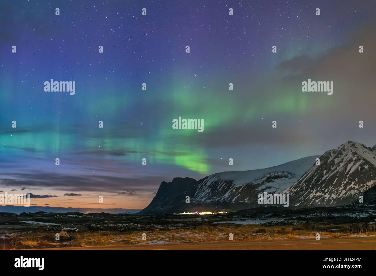 Lofoten Norvegia, aurora boreale, paesaggio invernale a Gimsoystraumen Rasteplas Foto Stock