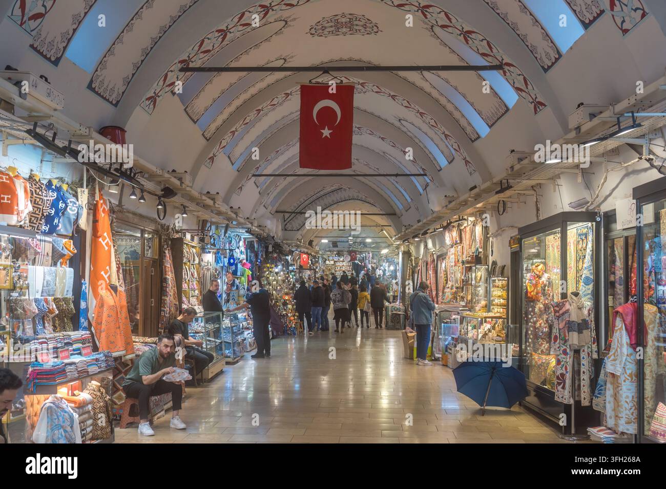 Istanbul Turkiye (Turchia) - 21 aprile 2024: turisti che camminano al mercato del Grand Bazaar Foto Stock