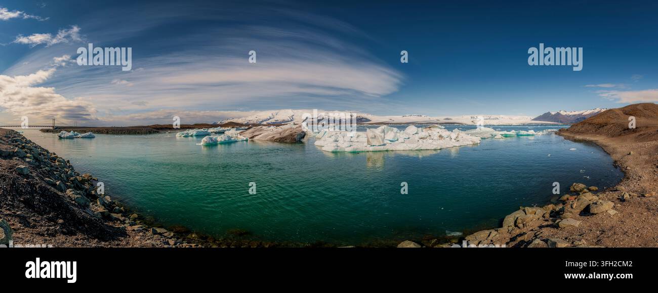 Jökulsárlón è un lago glaciale che confina con il parco nazionale di Vatnajökull, nel sud-est dell'Islanda Foto Stock