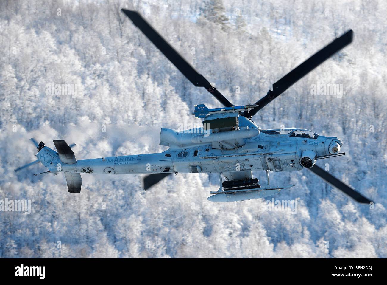Un elicottero da combattimento AH-1Z Viper dei US Marine Corps durante l'esercizio invernale Cold Response 2022 Foto Stock