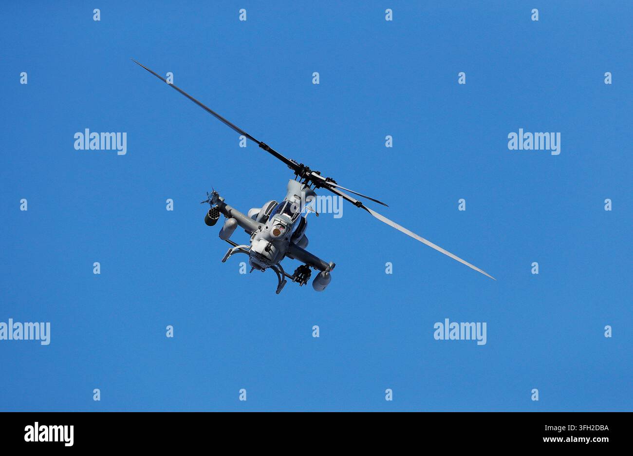 Un elicottero da combattimento AH-1Z Viper dei US Marine Corps durante l'esercizio invernale Cold Response 2022 Foto Stock