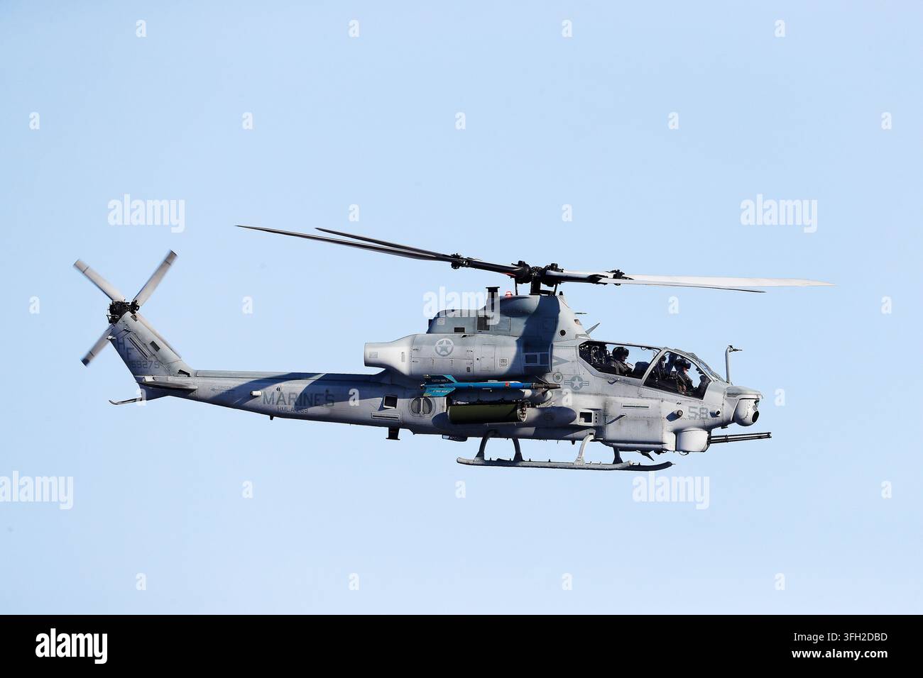 Un elicottero da combattimento AH-1Z Viper dei US Marine Corps durante l'esercizio invernale Cold Response 2022 Foto Stock