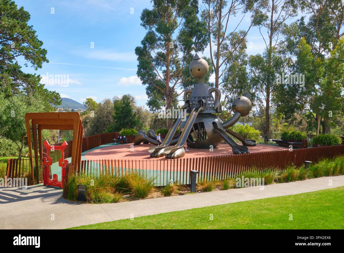 La grande scultura di bambola in metallo, Girls Rule di Tom Otterness. Nel parco giochi per bambini. Al MONA, Museo dell'Antico e del Nuovo vicino a Hobart, Australia. Foto Stock