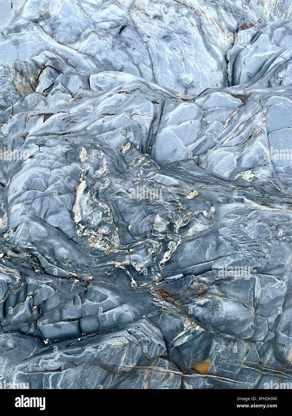 Sfondo verticale a cornice intera di roccia di ardesia naturale consumata e scolorita a strati e di colore blu grigio con spazio per il testo Foto Stock