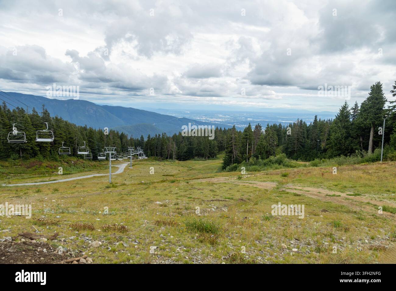 Paesaggio montano panoramico con sedie del teleferico che ascendono un pendio boscoso, 1700 Mt Seymour Rd. North Vancouver, BC V7G 2S4, Canada Foto Stock