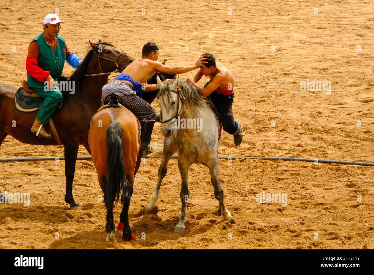 Lotta a cavallo o Er Enish, gioco equestre tradizionale dell'Asia centrale durante i World Nomad Games 2026 in Kirghizistan. Foto Stock