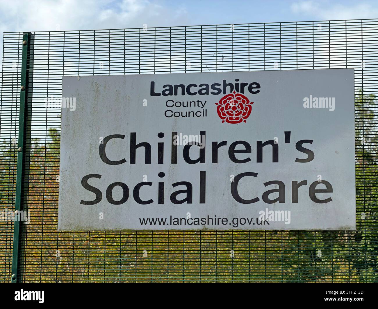 Segnale dei servizi sociali per l'infanzia del Lancashire County Council in un edificio di servizio a Birch Green, Skelmersdale, Lancashire. Foto Stock
