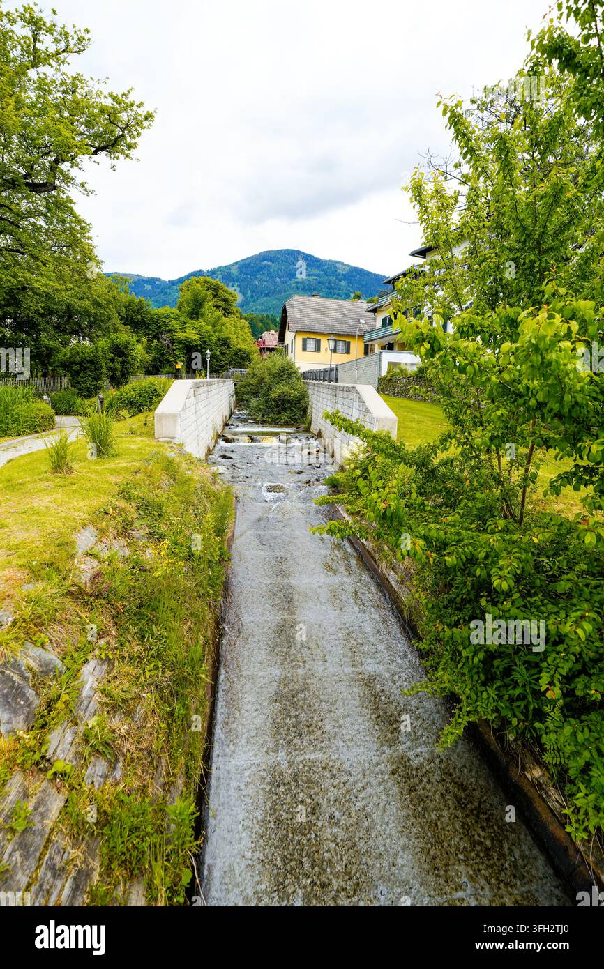 Vista del torrente Riegerbach a Millstatt e del paesaggio verde circostante. Foto Stock