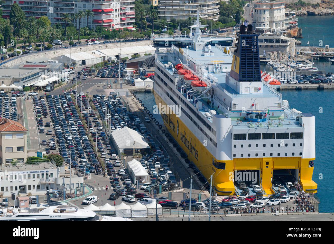 Porto di Nizza (sud-est della Francia): caricamento e scarico di veicoli turistici da una nave traghetto di Corsica Ferries Foto Stock