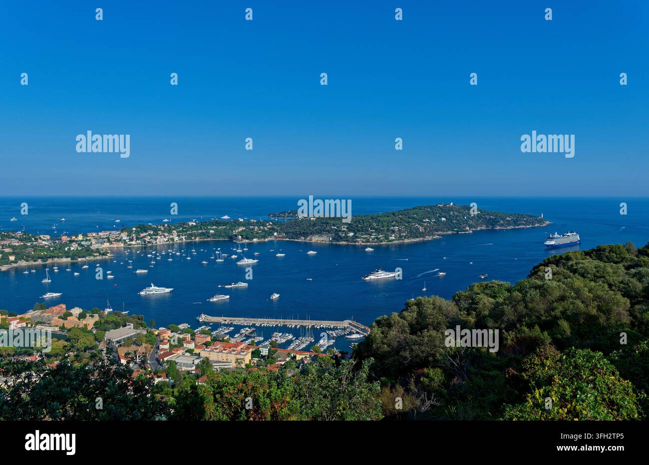 Porto di Villefranche-sur-Mer (Francia sud-orientale). sullo sfondo, Saint-Jean-Cap-Ferrat Foto Stock