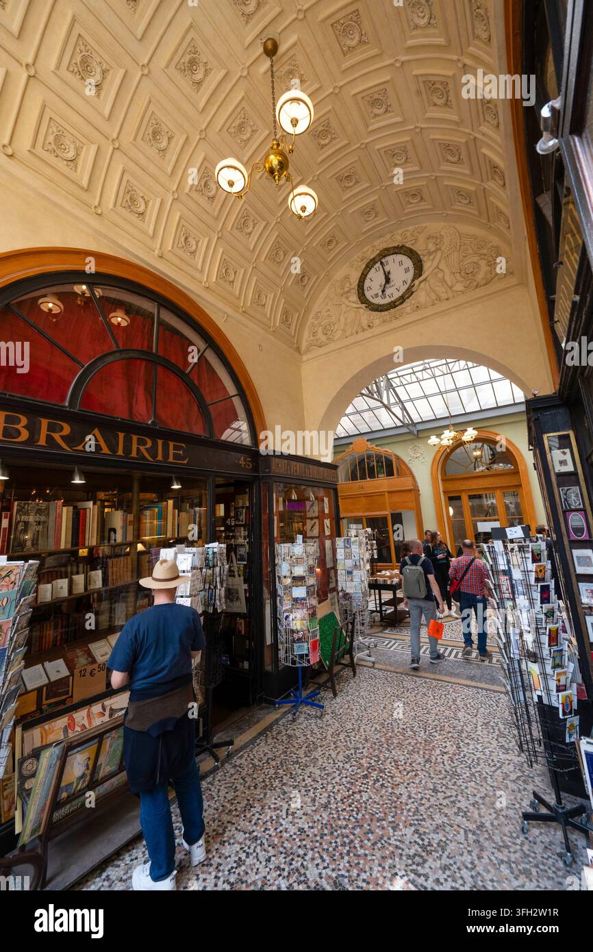 Parigi (Francia): la Galerie Vivienne, una galleria commerciale nel 2° arrondissement (distretto). La galleria e i suoi mosaici sul pavimento, un passaggio coperto Foto Stock
