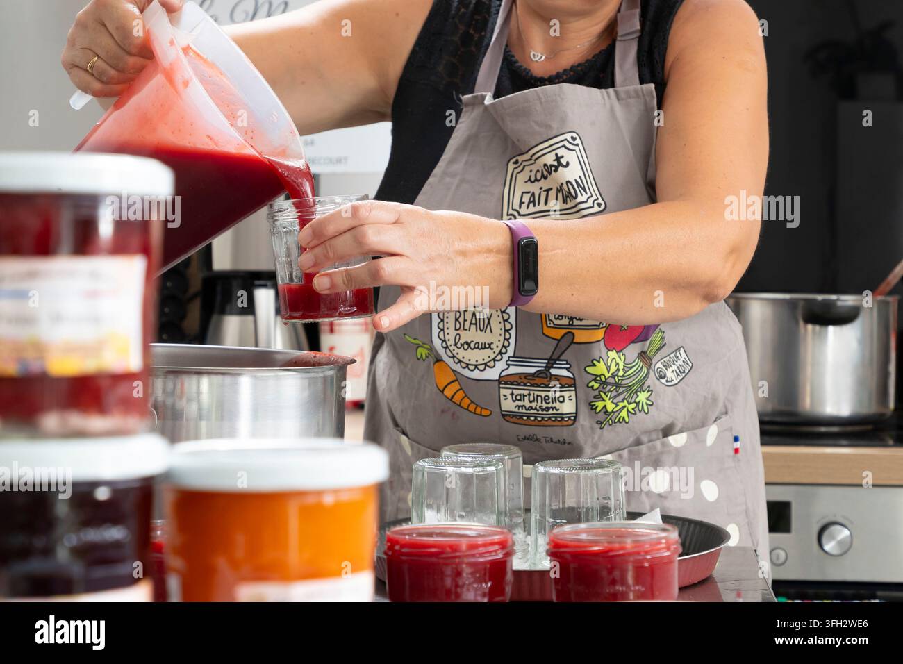 Donna che fa la marmellata Foto Stock