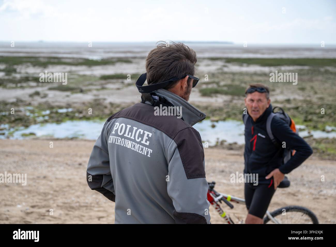 Polizia ambientale. Ispettore nella riserva naturale di Marais d'Yves nel dipartimento della Charente-Maritime (Francia sud-occidentale) Foto Stock