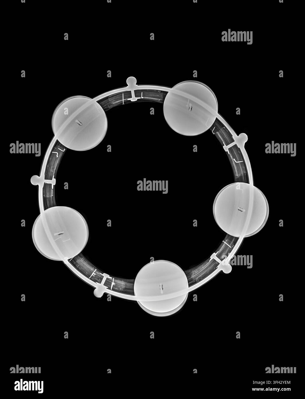 Radiografia di tamburo che mostra la cornice circolare con cinque serie di sonagli, mostrando la costruzione interna e i materiali traslucidi all'elettromag Foto Stock