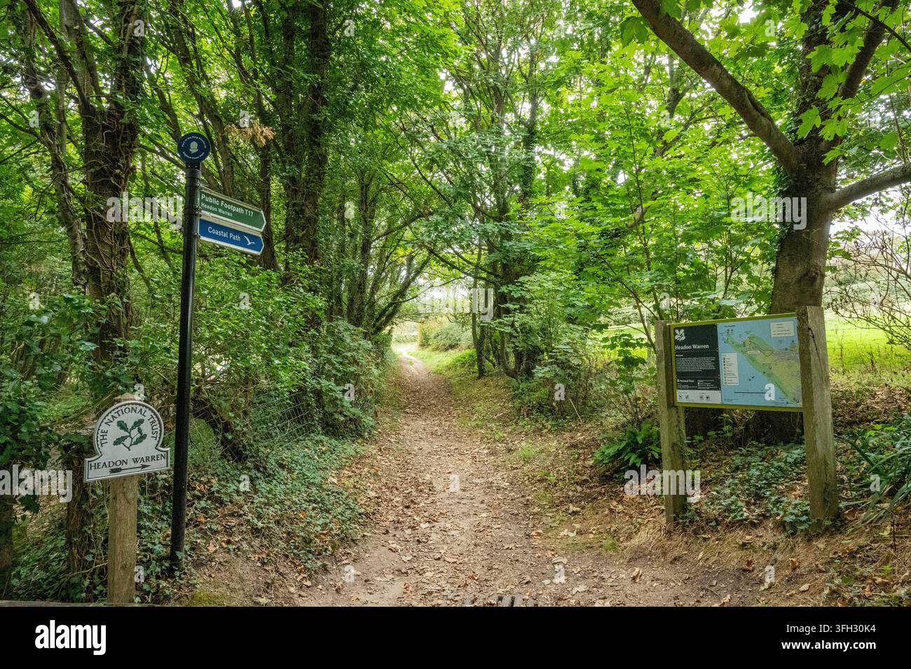 Segnavia e mappa informativa di Headon Warren all'inizio del sentiero costiero sull'isola di Wight, UK Foto Stock