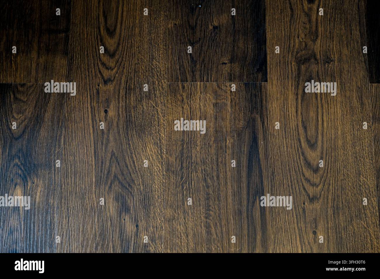 Primo piano di pavimentazione in legno marrone scuro con motivi naturali di venatura Foto Stock