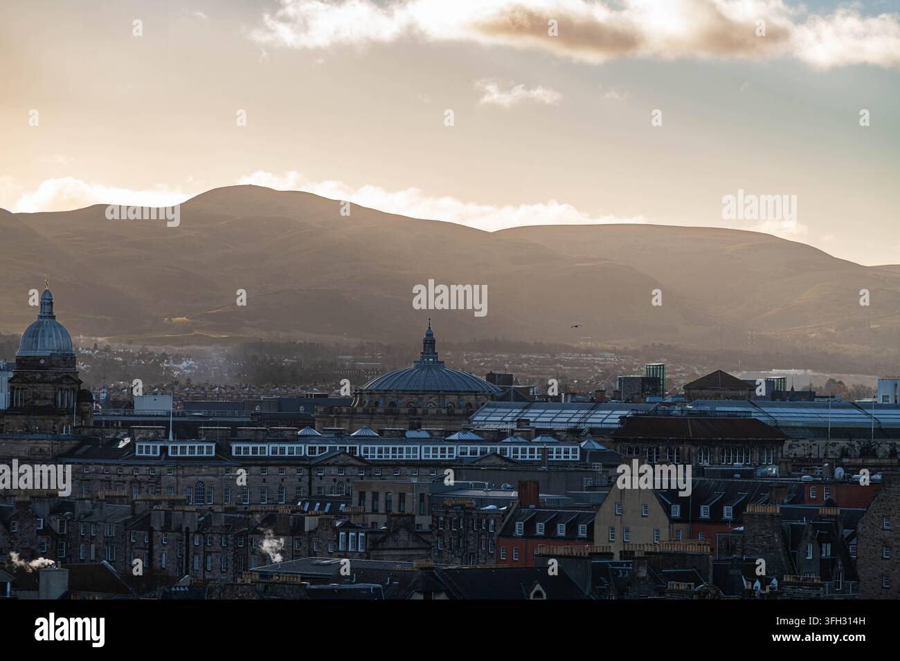 Lo skyline della città di Edimburgo illuminato dal sole del mattino con gli scenografici Pentlands sullo sfondo. Foto Stock
