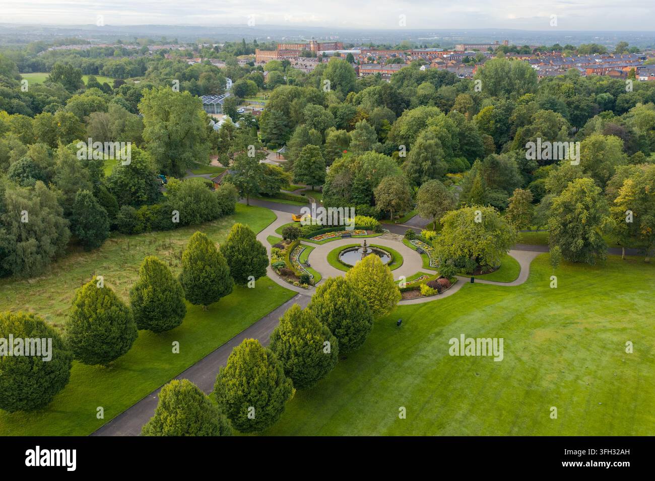 Immagine aerea dei Giardini della Fontana di Alexandra Park, del Viale degli Alberi e della Vista di Oldham Foto Stock