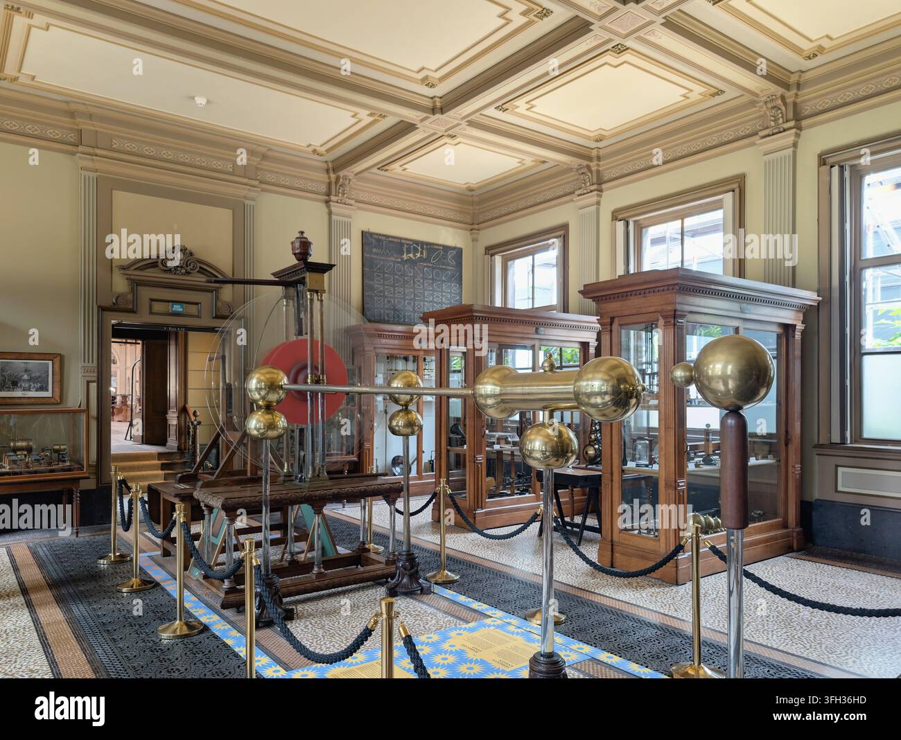 Museo Teylers, museo di arte, storia naturale e scienza a Haarlem, Paesi Bassi. Serie di strumenti scientifici e grande generatore elettrostatico. Foto Stock