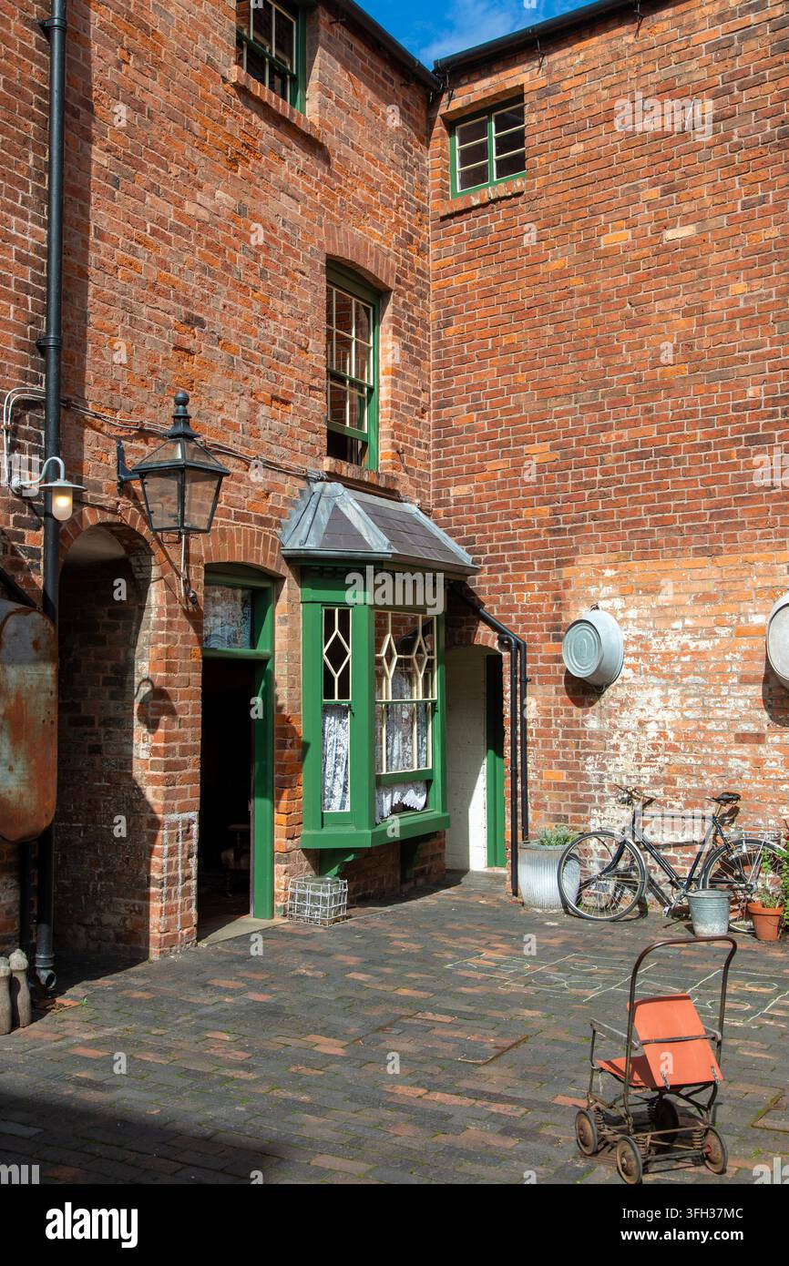 Case conservate schiena contro schiena intorno a un cortile a Birmingham, Inghilterra Foto Stock