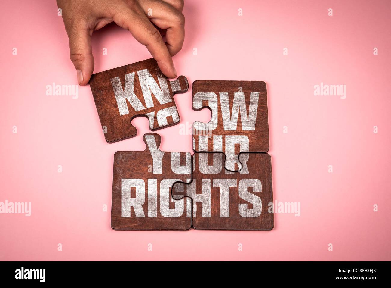 Mano completa il concetto KNOW YOUR RIGHTS su uno sfondo rosa. Foto Stock