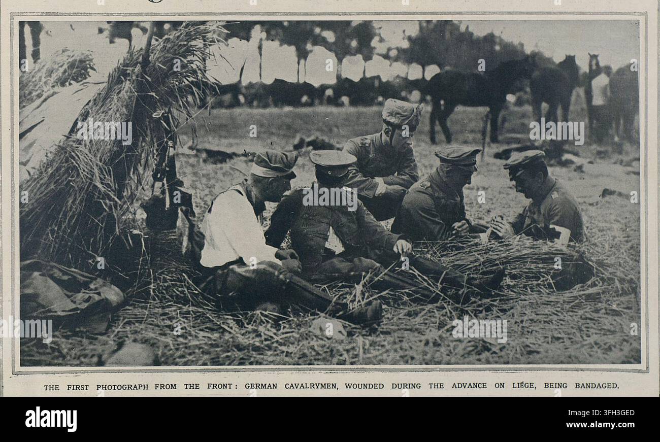 Cavallerizzi tedeschi feriti che vengono bendati durante l'avanzata su Liegi. Agosto 1914 Foto Stock
