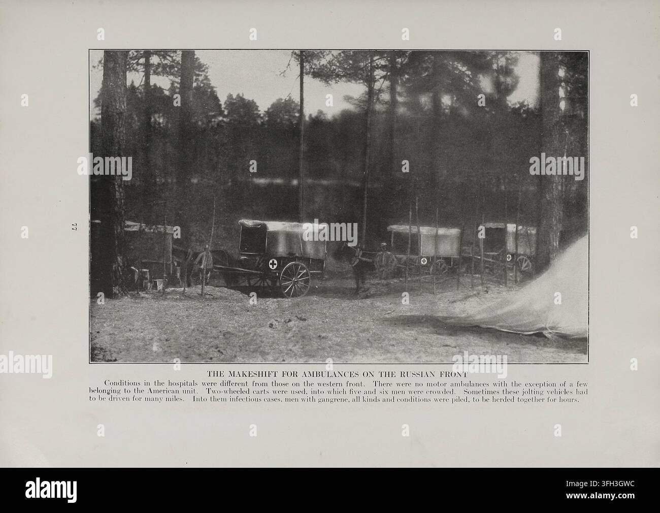La Rivoluzione russa. 1917. Le soluzioni di fortuna per le ambulanze sul fronte russo Le condizioni negli ospedali erano diverse da quelle del fronte occidentale. Non c'erano ambulanze a motore, ad eccezione di alcune poche appartenenti all'unità americana. Venivano utilizzati carri a due ruote, in cui venivano stipati cinque o sei uomini. A volte questi veicoli traballanti dovevano percorrere molti chilometri. In essi venivano ammassati casi infettivi, uomini con gangrena, tutti i tipi e le condizioni, per essere ammassati insieme per ore. Foto Stock