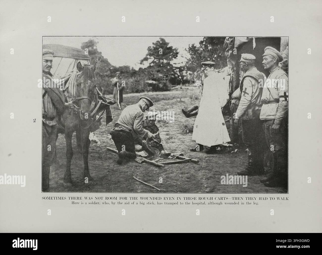 La Rivoluzione russa. 1917. A volte non c'era posto nemmeno per i feriti in questi carri rozzi – allora dovevano camminare. Qui c'è un soldato che, con l'aiuto di un grosso bastone, ha camminato fino all'ospedale, sebbene fosse ferito alla gamba. Foto Stock