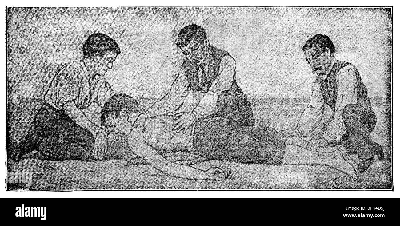 Illustrazione vintage raffigura un addestramento storico di primo soccorso; mostra tecniche di rianimazione e risposta di emergenza. Diversi uomini sono impegnati in un d Foto Stock