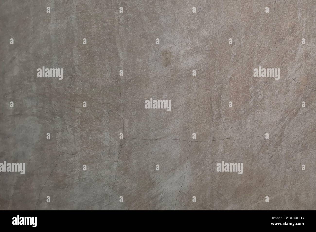 Sfondo a tela intera di una texture di muro in cemento lucido grigio caldo, con sottili crepe a trama, dettagli rustici e motivi di intonaco astratti Foto Stock