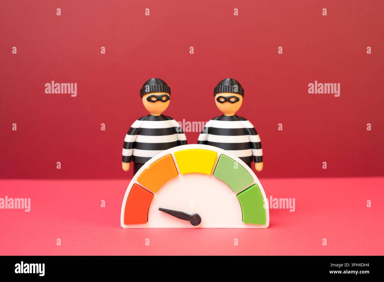 Criminali e una scala di efficienza di basso livello. Bassi tassi di prevenzione e rilevamento della criminalità, rischi elevati. Concetto di fallimento delle forze dell'ordine e debolezza dei servizi pubblici Foto Stock